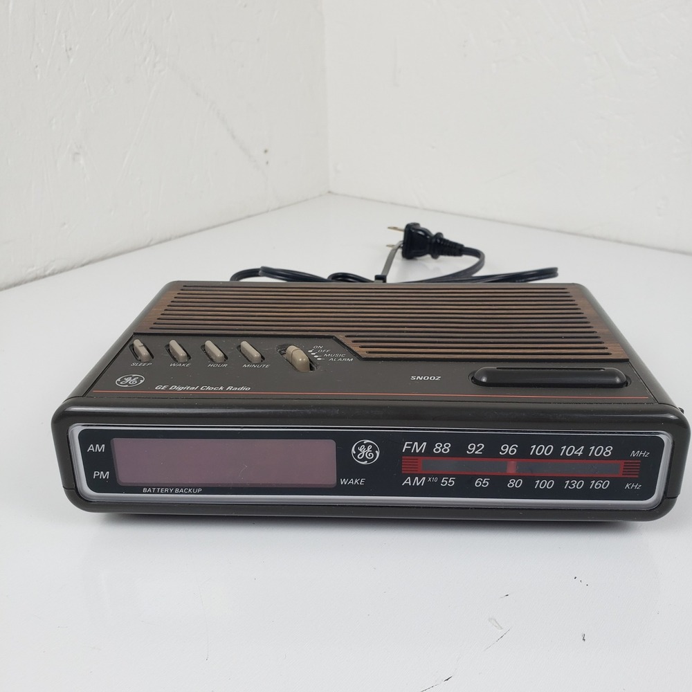 GE Digital Clock Radio Vintage Woodgrain AM FM Alarm Clock Model 7-4612A Brown